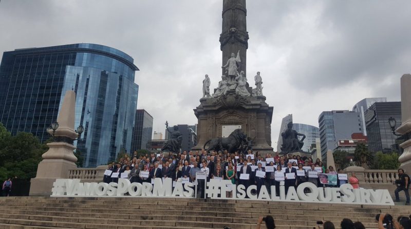 Mitin ciudadano en el Ángel de la Independencia