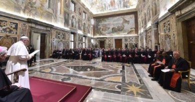 El Papa quiere sacerdotes para la gente, no dominadores de la grey