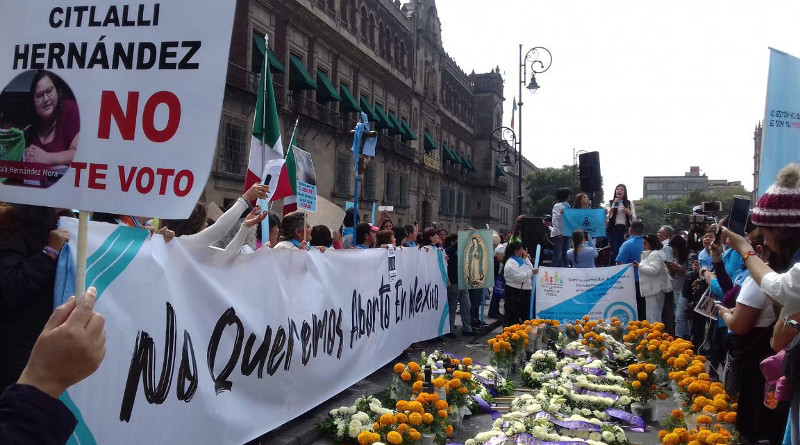 "No queremos aborto en México", protestan Movimientos Unidos por la Vida frente a Palacio Nacional