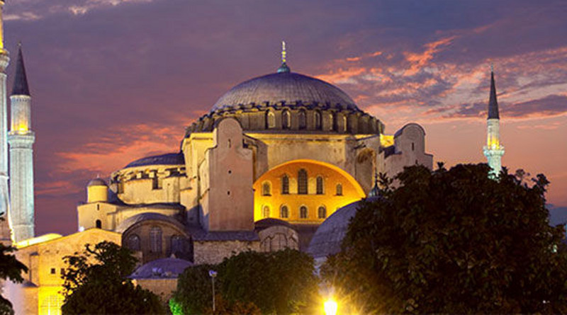 El presidente turco Recep Tayyip Erdogan convierte la Basílica de Santa Sofía en una mezquita.