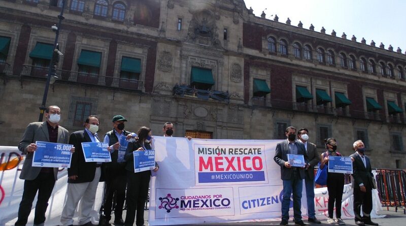 Misión Rescate México entrega en Palacio Nacional 15 mil firmas recolectadas en CitizenGO para que López Obrador demuestre su compromiso con el combate a la corrupción y meta a la cárcel a los corruptos de antes y a los de ahora.