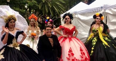 "La Catrina" se vistió de fiesta para dar forma a la colorida y elegante pasarela organizada el pasado 29 de octubre en el Kiosko Morisco de la alameda de Santa María la Ribera, en la Ciudad de México.